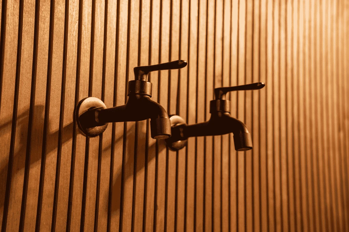 Vertical thermo wood cladding in a bathroom interior resistant to moisture and humidity.